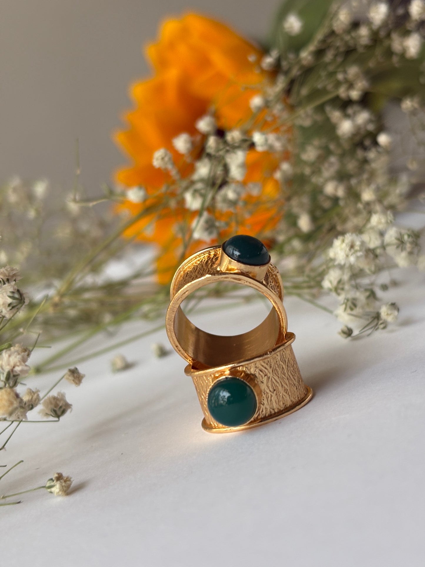 Emerald circle ring