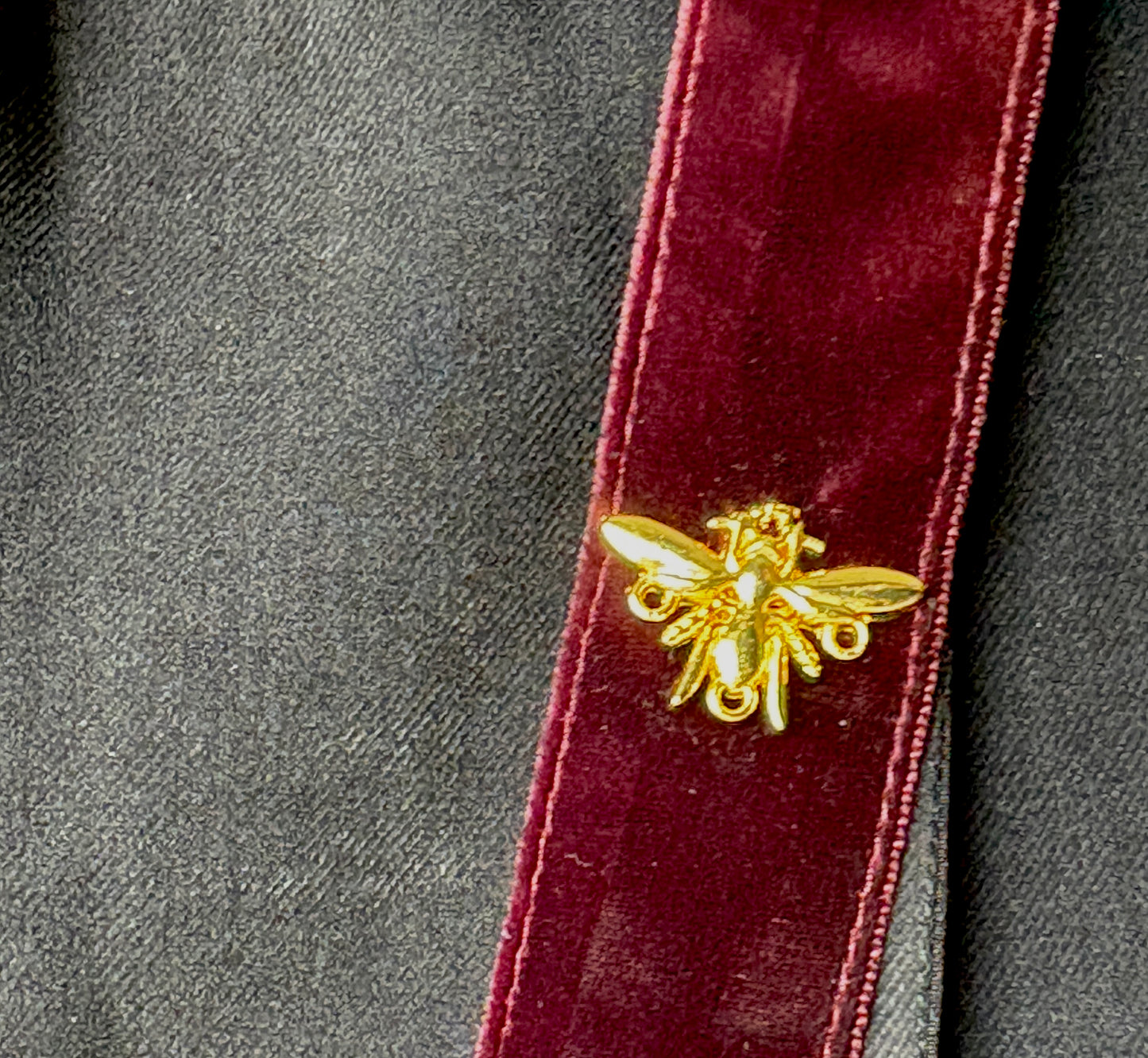 Wine honeybee phone sling