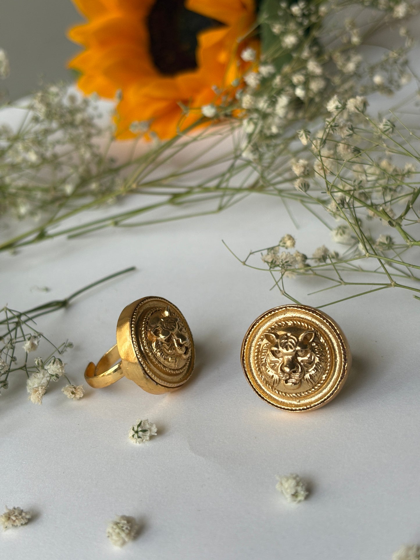 Medallion face ring
