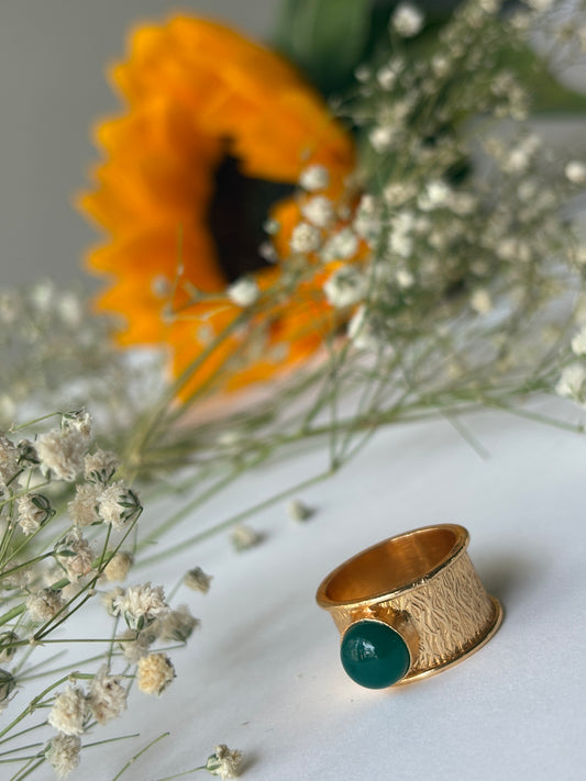 Emerald circle ring