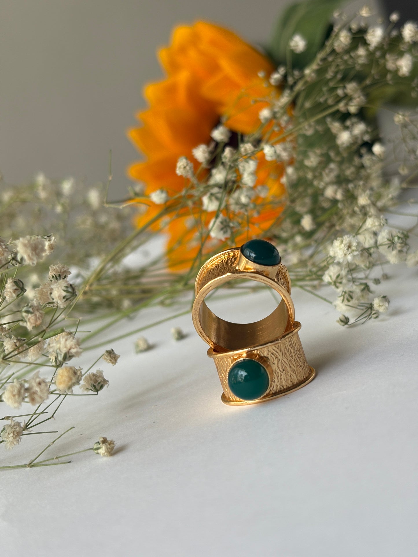 Emerald circle ring