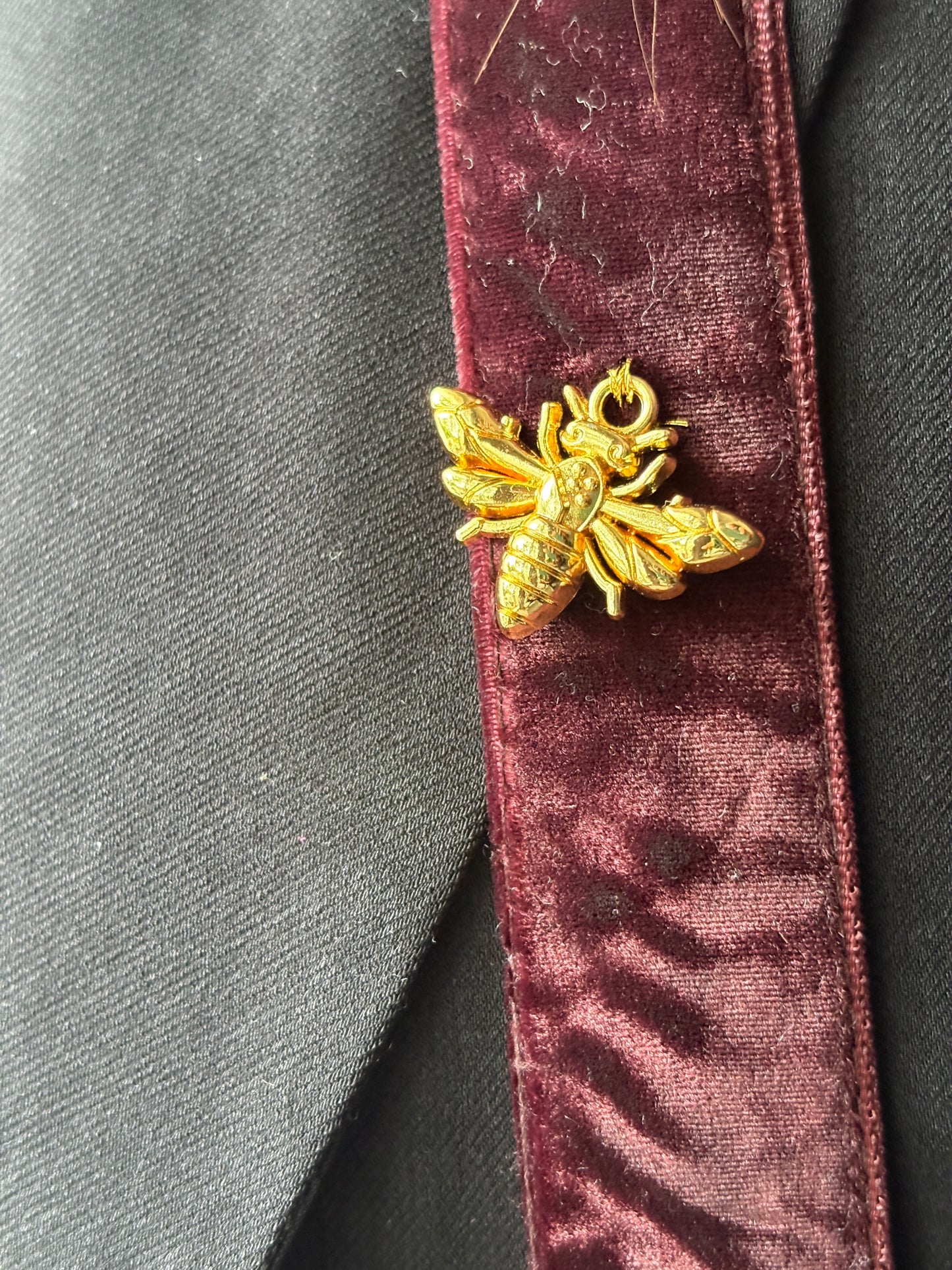 Wine honeybee phone sling