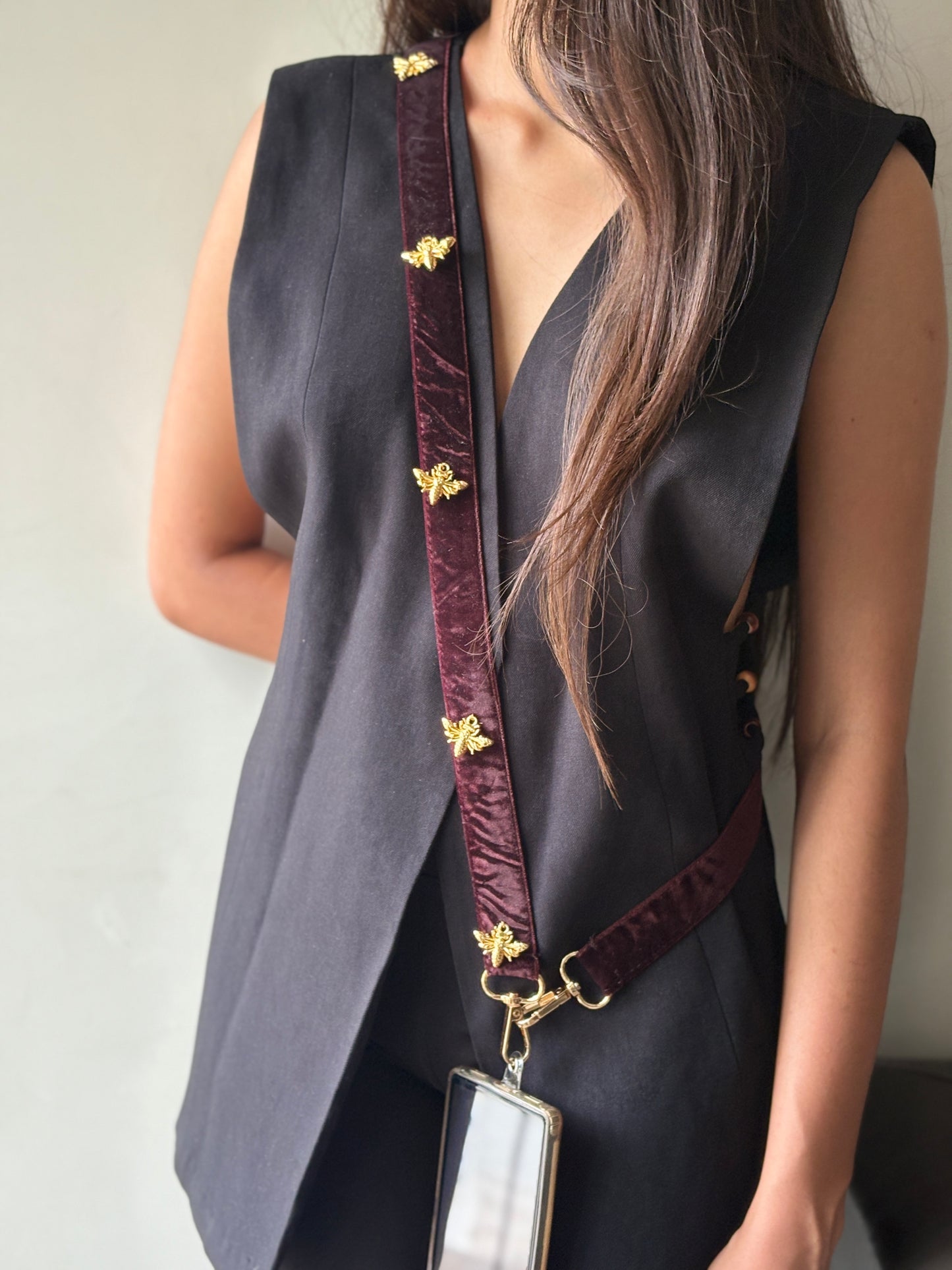 Wine honeybee phone sling